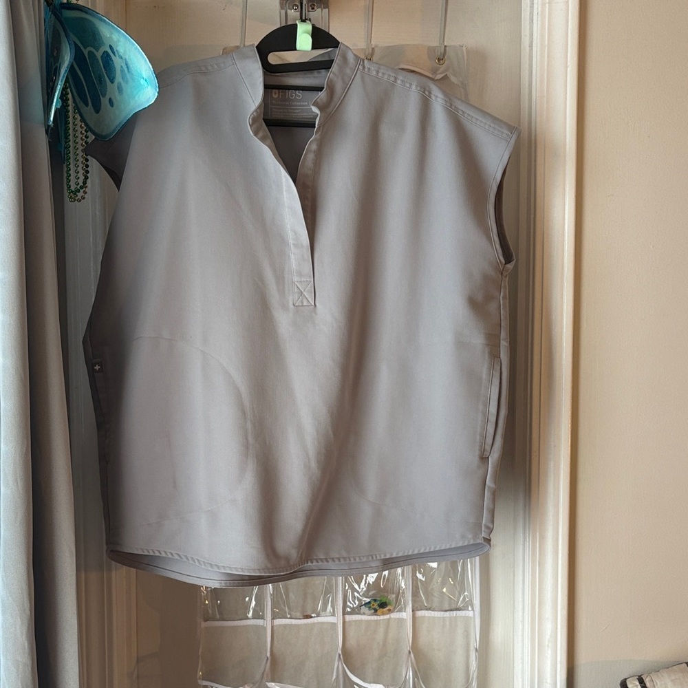 Figs Rafaela top size medium in cement.